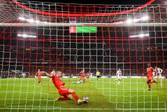 5年光速坠落！25岁斯特林身价1.6亿52场造41球，现30岁已无球可踢